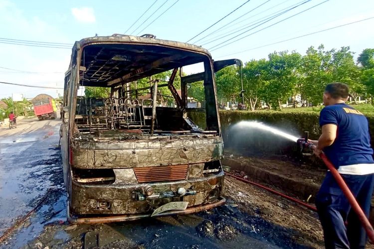 Bus AKDP yang terbakar di jalan lintas Tumijajar, Kabupaten Tulang Bawang Barat, Rabu (20/12/2023) sore.