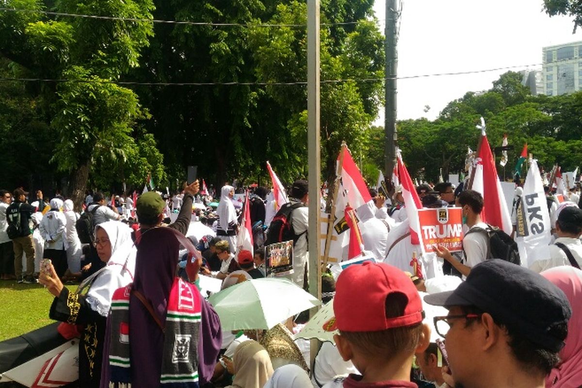 Aksi Bela Palestina yang dilakukan Partai Keadilan Sejahtera (PKS) di depan Kedubes Amerika Serikat, Jalan Medan Merdeka Selatan, Minggu (10/12/2017).