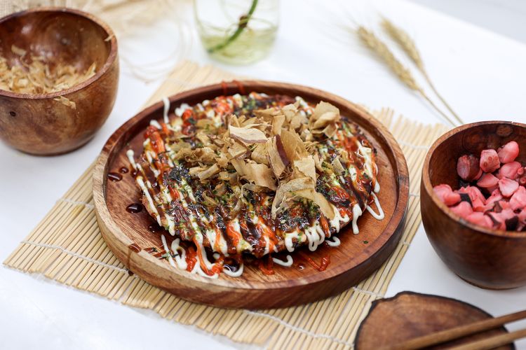 Okonomiyaki adalah salah satu menu andalan Wakoyaki Street Food.