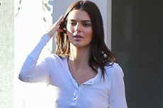Lagi-lagi, Kendall Jenner Muncul Makan Siang Pakai Kaus Tanpa Bra