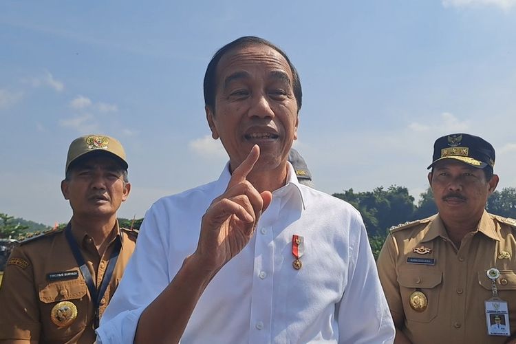 Presiden Jokowi meninjau pompa air dan sawah tadah hujan di Sangiran, Desa Krendowahono, Kecamatan Gondangrejo, Kabupaten Karanganyar, Jawa Tengah (Jateng), pada Rabu (19/6/2024).