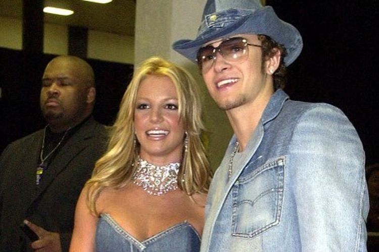 Penyanyi Britney Spears dan Justin Timberlake menghadiri American Music Awards 2001 yang digelar di Los Angeles pada 8 Januari 2021. 
