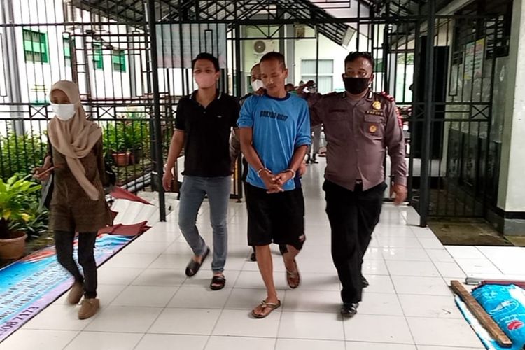 Pelaku dugaan pelecehan seksual Satiman (tengah) dibawa ke Instalasi Kesehatan Jiwa RSUD Banyumas, Jawa Tengah, Selasa (8/11/2022).