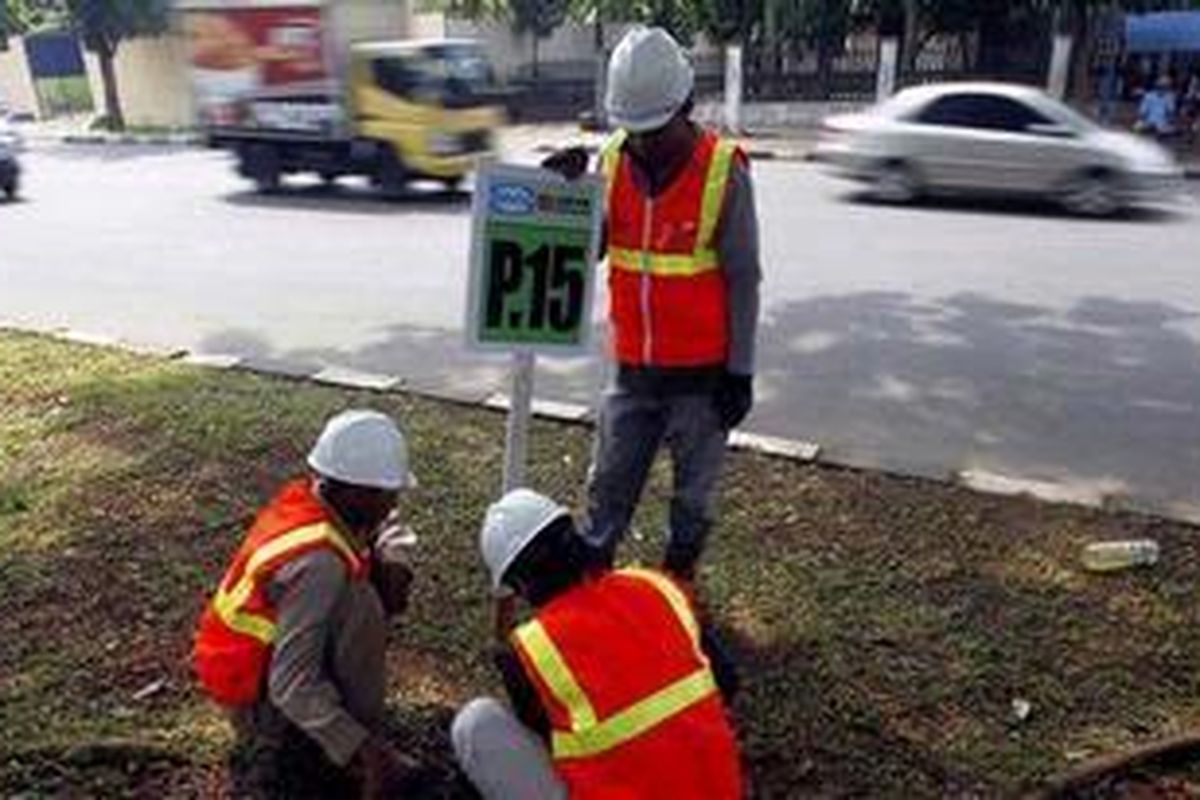 Ilustrasi: Pekerja memasang papan yang akan digunakan untuk menempatkan tiang beton pada proyek jalan layang non-tol di Jalan Prof DR Satrio, Casablanca, Jakarta Selatan, Jumat (26/11/2010). Proyek ini menghubungkan kawasan Kampung Melayu dengan Tanah Abang.