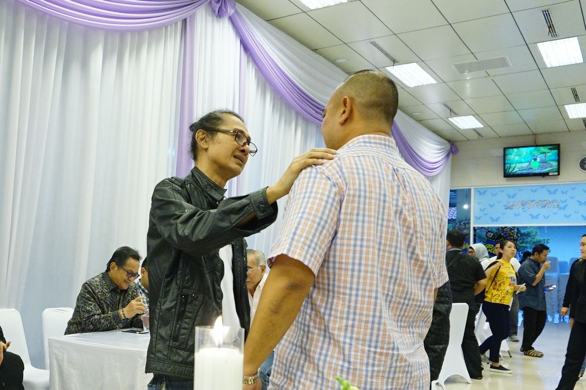 Penyanyi Mus Mujiono saat memeluk putra mendiang Mus Mulyadi di Rumah Duka Dharmais, Jakarta Barat, Kamis (11/4/2019).