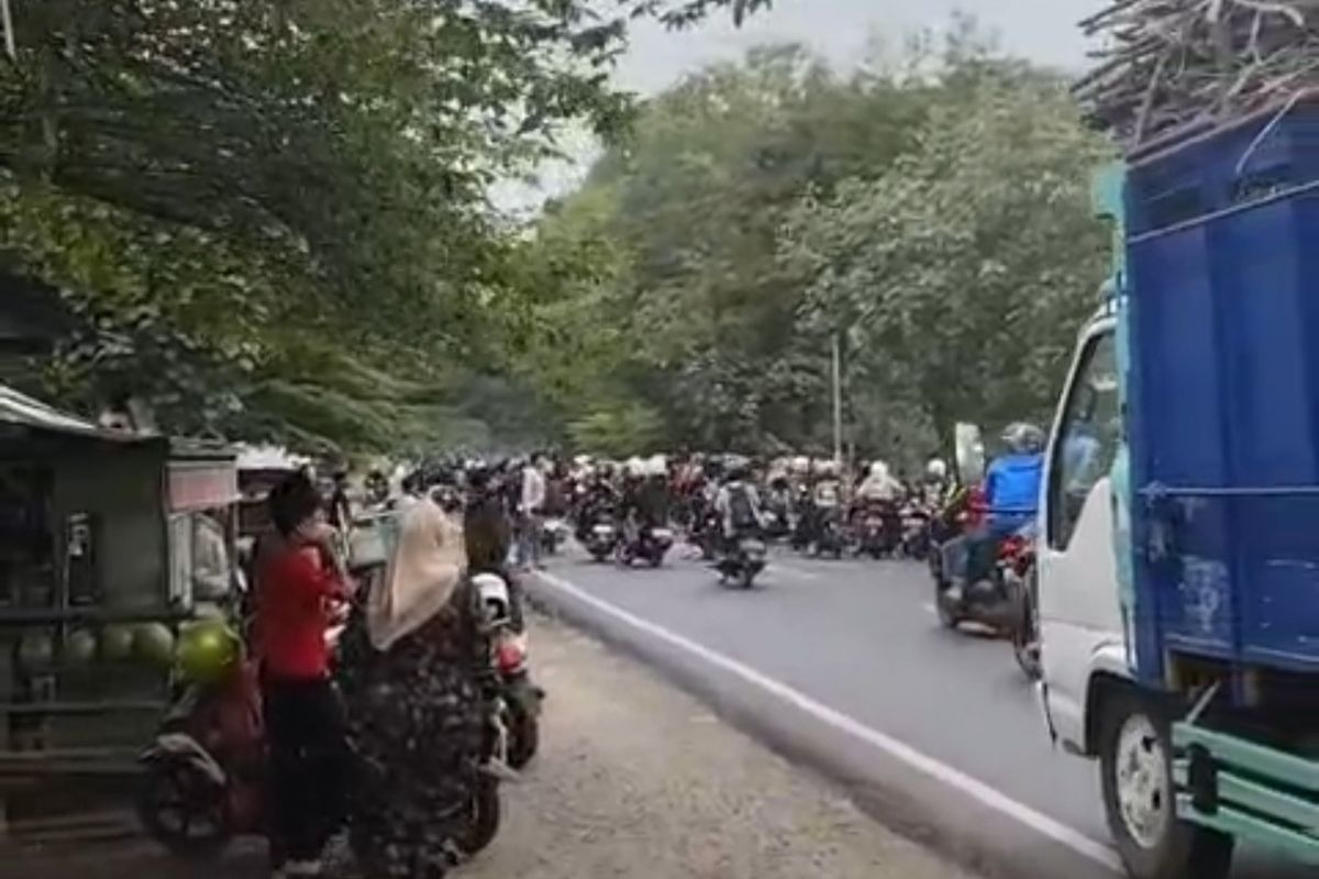 Rombongan perguruan silat terlibat tawuran usai kegiatan Suran Agung di ruas di jalan  Madiun-Surabaya, tepatnya kawasan Waduk Saradan, Kecamatan Saradan, Kabupaten Madiun,  Jawa Timur, Minggu (6/7/2025).