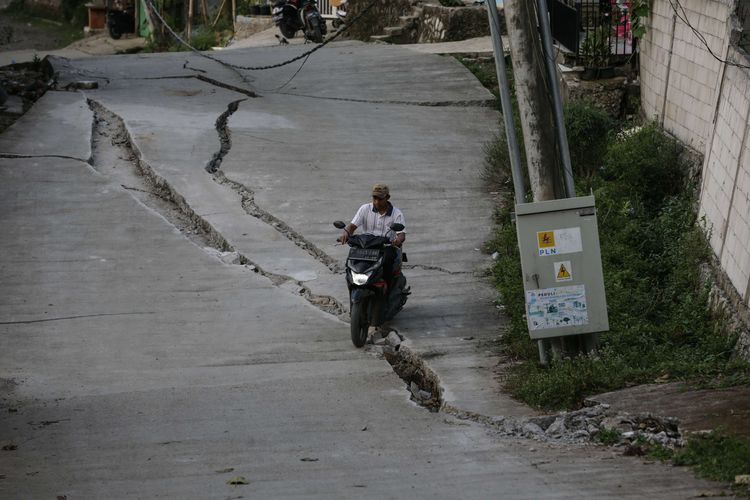 Kondisi kerusakan jalan akibat pergeseran tanah di Kampung Curug, Desa Bojong Koneng, Kecamatan Babakan Madang, Kabupaten Bogor, Jawa Barat, Senin (19/9/2022). Badan Penanggulangan Bencana Daerah (BPBD) setempat mencatat, 71 unit rumah mengalami kerusakan dan 116 orang mengungsi.