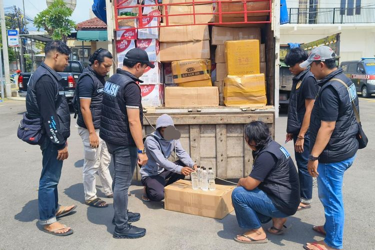 Polres Pasuruan Kota melakukan pemeriksaan terhadap hasil operasi pekat berupa ratusan botol arak Bali yang akan diedarkan di sejumlah kota menjelang bulan Ramadhan, Rabu (26/02/2025) 