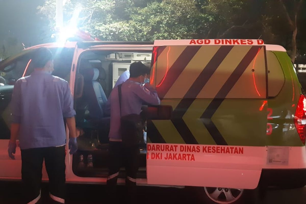 Seorang polisi mendapatkan perawatan akibat terluka saat mengamankan kerusuhan suporter pertandingan sepak bola Indonesia vs Malaysia di kawasan Stadion Utama Gelora Bung Karno (SUGBK) Jakarta Pusat, Kamis (5/9/2019) malam.
