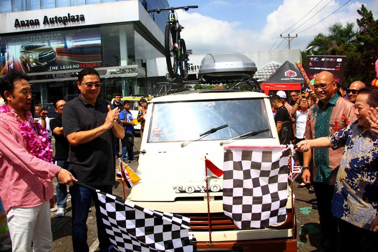 Toyota Kijang generasi pertama untuk journey 3 negara/