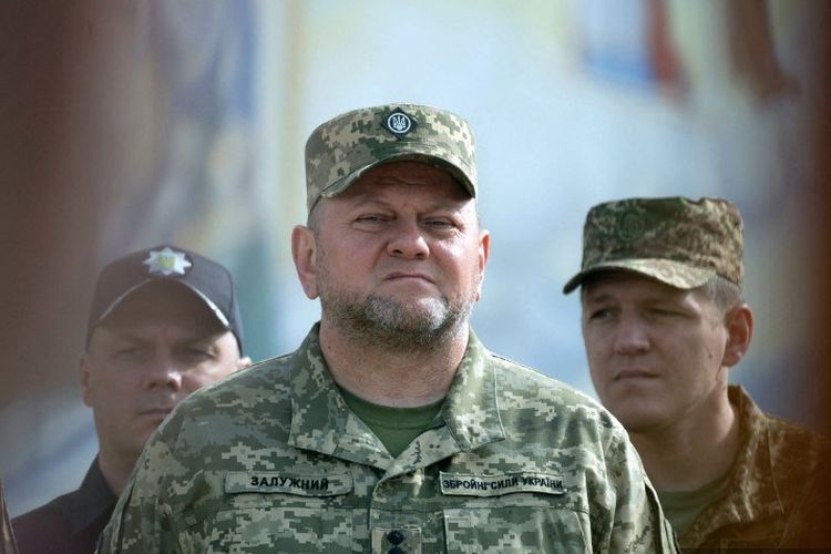 Panglima militer Ukraina Valery Zaluzhny (tengah) saat menghadiri peringatan menjelang HUT ke-30 kemerdekaan Ukraina pada 28 Juli 2023, ketika perang Rusia-Ukraina masih berkecamuk.