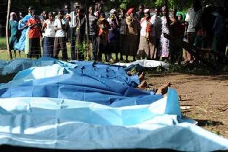 Sejumlah warga kota Mpeketoni, Kenya, tengah menunggu giliran mengambil jenazah keluarga mereka yang tewas akibat serangan maut kelompok Al-Shabab.