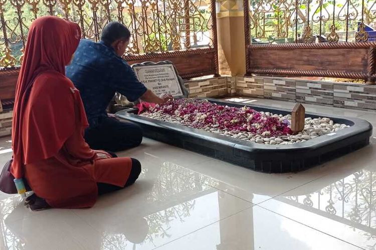 Sejumlah peziarah memanjatkan doa dan tabur bunga di makam sang maestro campur sari Didi Kempot. Selama libur lebaran ribuan sobat ambyar setia mengunjungi makam lord of the broken heart tersebut.