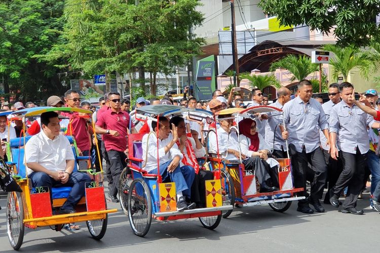 Calon presiden nomor urut 01 Joko Widodo melakukan kampanye terbuka di Makassar, Sulawesi Selatan, Minggu (31/3/2019). 