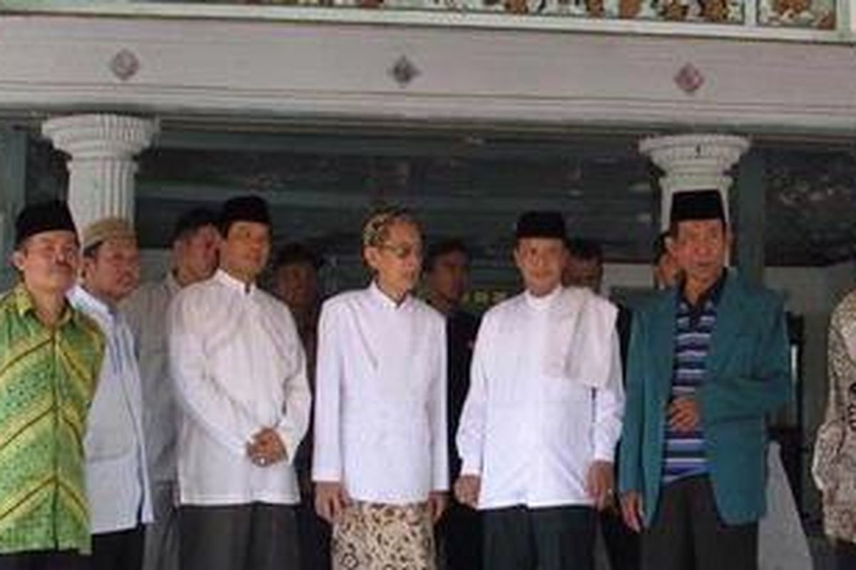 Sultan Kasepuhan XII , H Maulana Pakuningrat (tengah dan berkacamata) Selasa (27/11/2009), ketika menerima para tokoh masyarakat.