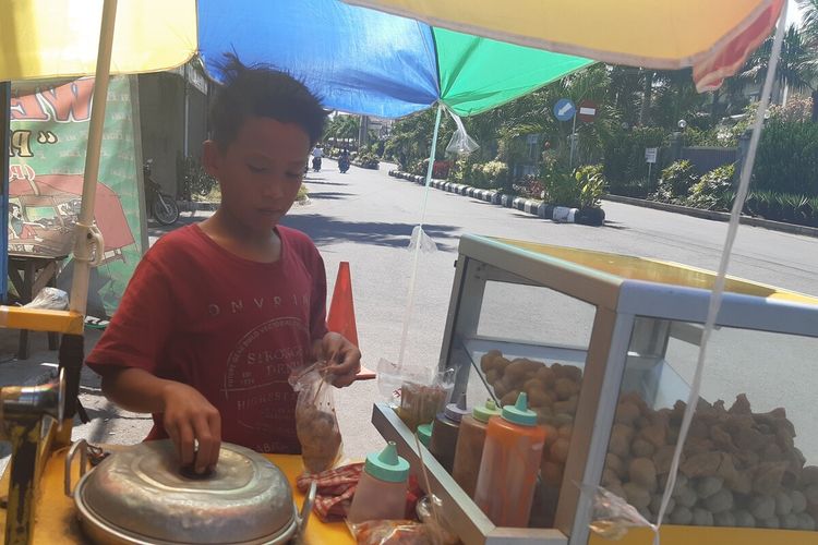 Darwin Jazilin (12), bocah asal Desa Cemani, Kecamatan Grogol, Kabupaten Sukoharjo, Jawa Tengah yang setiap hari berjualan cilok keliling untuk membantu keluarga dan beli paket data saat ditemui Rabu (29/7/2020).