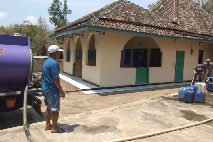 Warga Menunggu Air Bantuan di Sebuah Masjid di Kecamatan Girisubo, Gunungkidul, Rabu (23/10/2019)