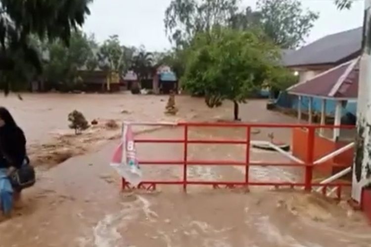 Hujan deras yang mengguyur Kecamatan Malili, Kabupaten Luwu Timur, Sulawesi Selatan, Senin (01/05/2023) malam, membuat Sungai Laoli meluap dan menyebabkan banjir di SDN 236 Laoli Desa Harapan