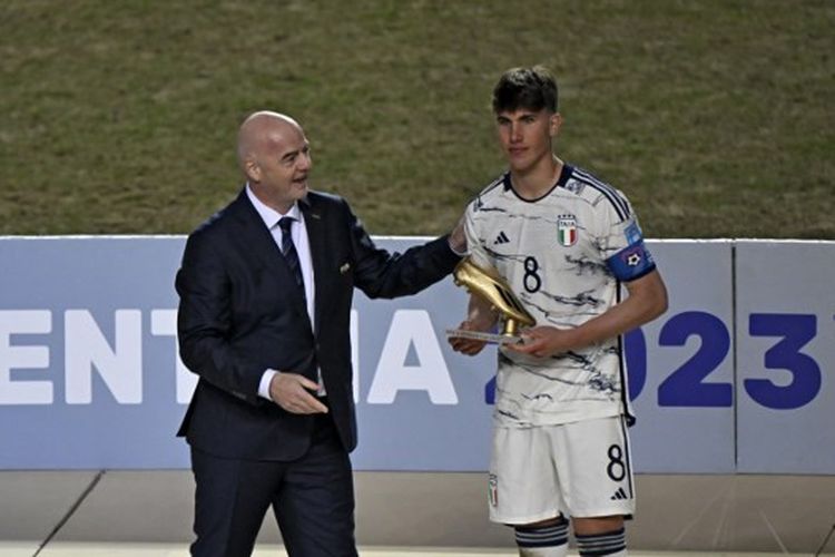 Presiden FIFA Gianni Infantino (kiri) memberikan Sepatu Emas kepada pencetak gol terbanyak atau top scorer Piala Dunia U20 2023, Cesare Casadei (kanan), seusai final Uruguay vs Italia di Stadion La Plata, Argentina, Senin (12/6/2023) dini hari WIB.