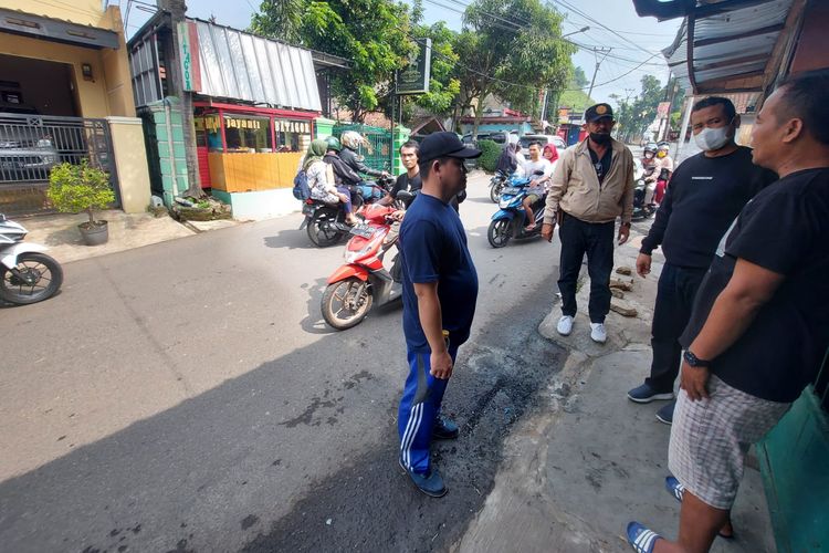 Warga berkumpul di lokasi kejadian kelompok motor membakar kendaraan roda dua di Cimahi.