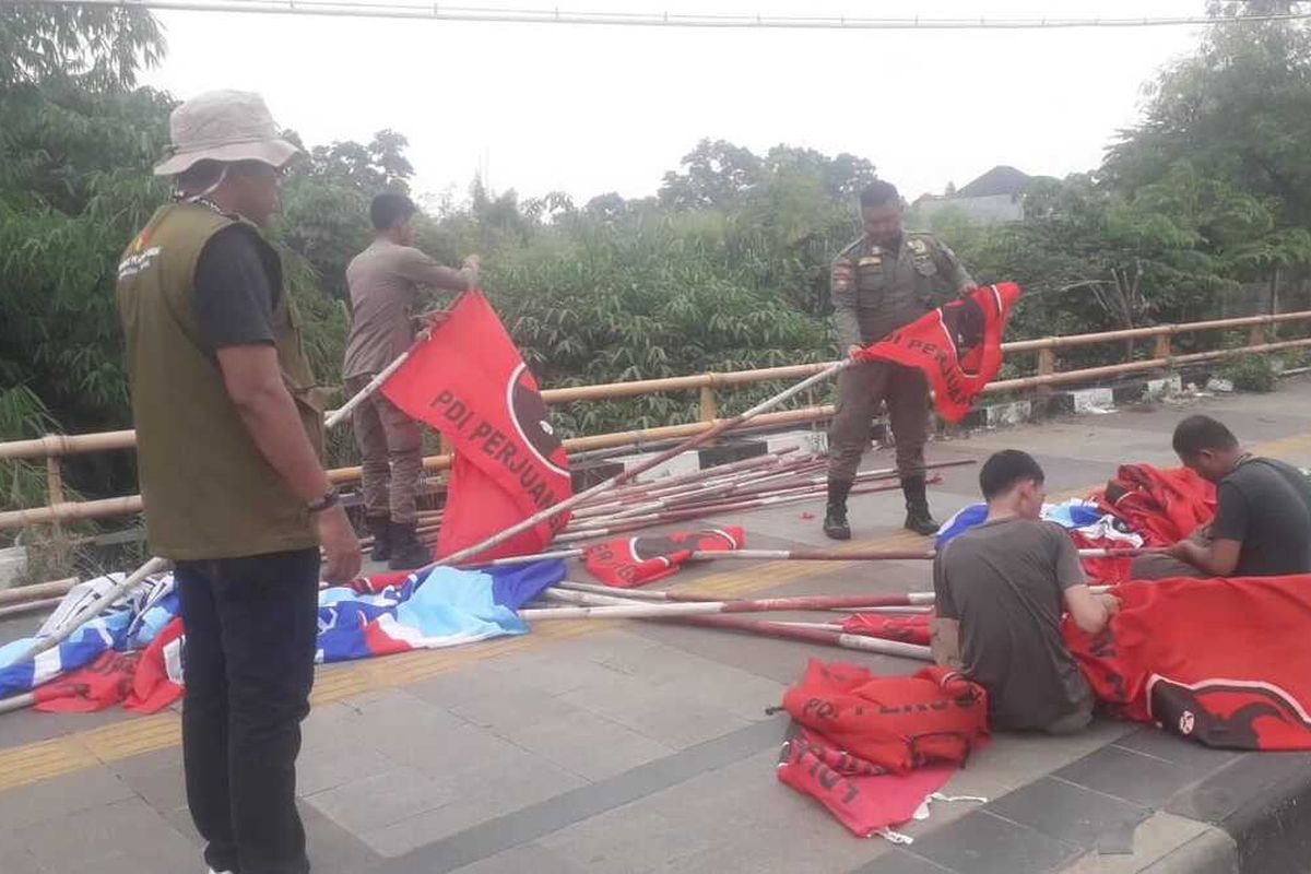 Petugas sedang melakukan penertiban alat peraga kampanye atau APK di Cibinong, Kabupaten Bogor, Jawa Barat, Rabu (10/1/2024).