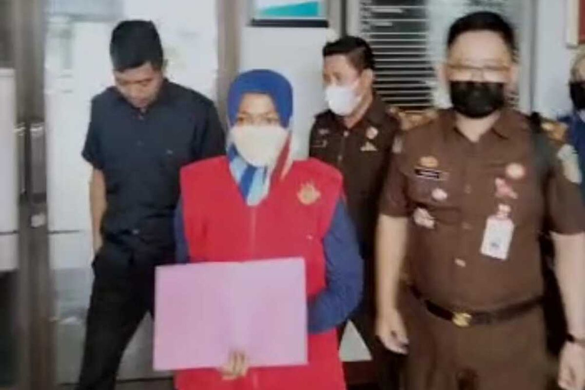 Diduga tidak menyetorkan dana UPK DAPM ke bank untuk digulirkan kembali kepada kelompok Simpan Pinjam Khusus, LI (34) warga Desa Gerih selaku Bendahara Unit Pengelola Kegiatan Dana Amanah diamankan oleh Kejaksaan Ngeri Ngawi.