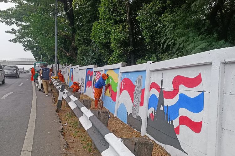 Gambar bendera negara peserta KTT ASEAN di tembok Jalan Raya Haji Bokir bin Djiun di Dukuh, Kramatjati, Jakarta Timur, Selasa (22/8/2023).