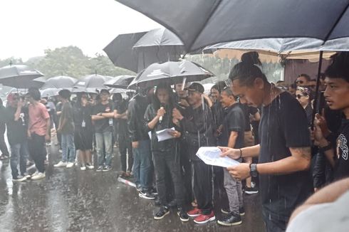 Di Tengah Hujan Deras, Masyarakat Gelar Aksi Kamisan di Depan Istana Merdeka