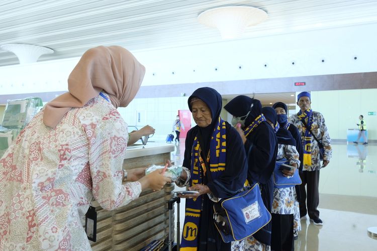 Ratusan jemaah umrah terbang langsung ke Jeddah menggunakan pesawat Garuda Indonesia dari Bandar Udara Yogyakarta International Airport (YIA) di Kabupaten Kulon Progo, Daerah Istimewa Yogyakarta.