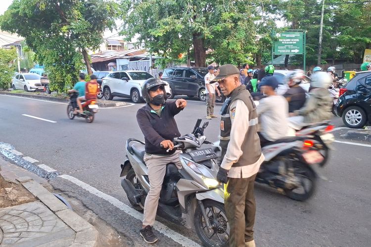 Banyak Pemotor Lawan Arah di Meruya Ilir Jakbar, Satpol PP Kena Umpatan saat Mengadang