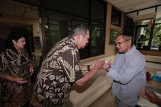 SBY Jenguk Habibie di RSPAD Gatot Subroto