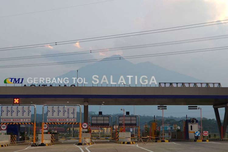 Jepretan Asus ZenFone Zoom S di gerbang tol Salatiga dengan latar belakang Gunung Merbabu. 