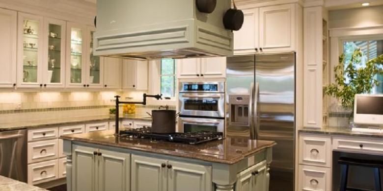 Untuk mengakali keterbatasan ruang, Anda bisa membuat kitchen island atau meja di tengah-tengah dapur. 