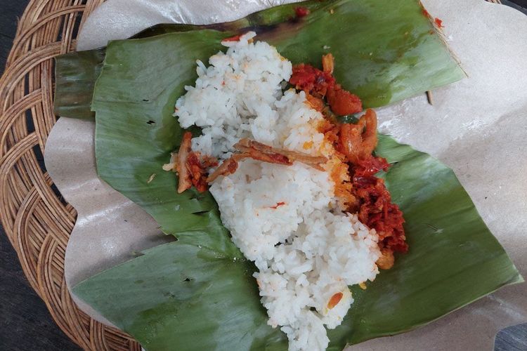 Nasi kucing dari Warung Klangenan, angkringan modern di Yogyakarta. 