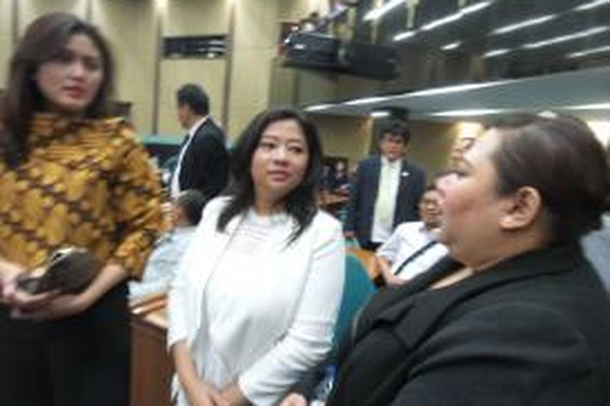 Anggota DPRD dari fraksi Gerindra Rina Aditya Sartika (baju putih) usai menghadiri rapat paripurna penyampaian Laporan Keterangan Pertanggungjawaban (LKPJ) Tahun 2014 oleh Gubernur DKI Jakarta, di Gedung DPRD DKI, Senin (6/4/2015)