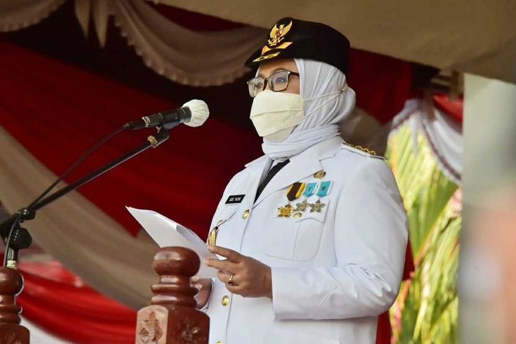 Bupati Bogor Ade Yasin pimpin Upacara Pengibaran Bendera Merah Putih dalam rangka memperingati Hari Ulang Tahun Ke-76 RI di Lapangan Tegar Beriman, Cibinong, Kabupaten Bogor, Jawa Barat, Selasa (17/8/2021).