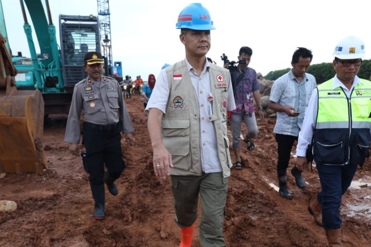 Gubernur Jawa Tengah Ganjar Pranowo, saat melihat pengerjaan proyek tanggul penahan rob dan banjir di pesisir utara Kota Pekalongan, Rabu (30/1/2019).