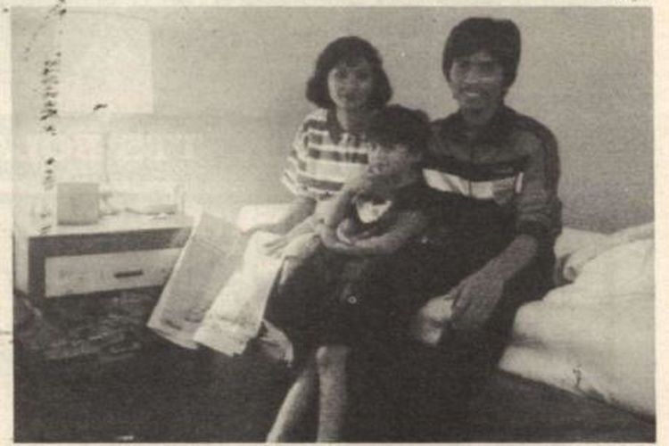 Djadjang Nurdjaman beserta istrinya, Miranda Panggabean, dan anak pertama, Mira Nurmalia, saat ditemui Tabloid BOLA di hotel tim setelah menjadi juara Perserikatan 1986.