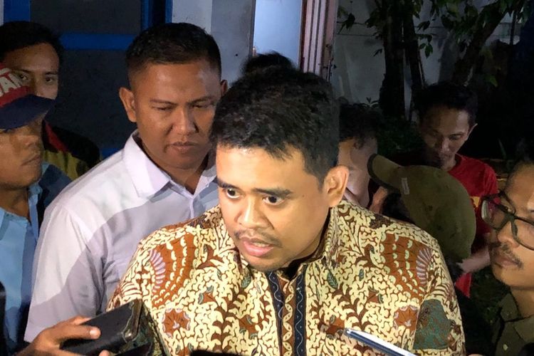 Menantu Presiden Jokowi, Bobby Afif Nasution membantah bahwa dirinya tengah membangun politik dinasti, dengan maju pada Pilkada Medan 2020. Hal itu disampaikan Bobby di sela-sela nobar di warkop jurnalis Medan, Selasa (10/12/2019) malam.