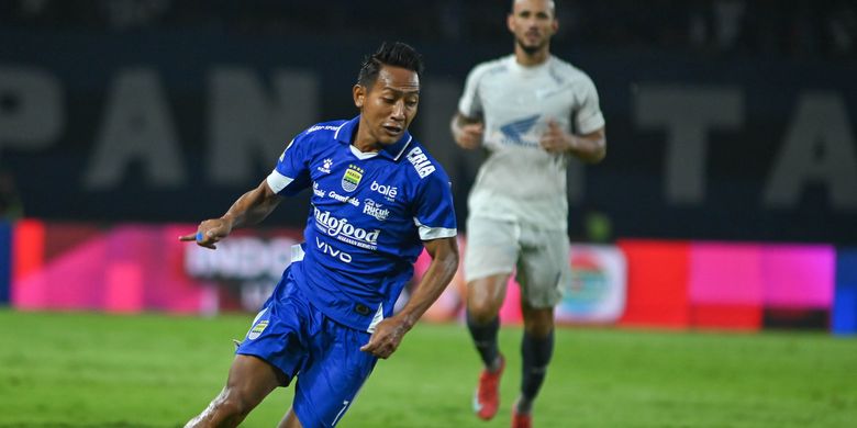 Aksi Beckham Putra saat diturunkan pada laga Persib Bandung vs PSM Makassar pada laga tunda pekan ke-8 Super League 2025-2026, Sabtu (27/12/2025) di Stadion Gelora Bandung Lautan Api (GBLA). 