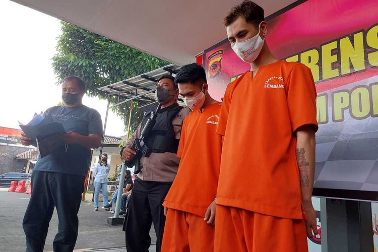 Tampang dua polisi gadungan yang berani rampas barang berharga milik korban di Lembang, Bandung Barat.