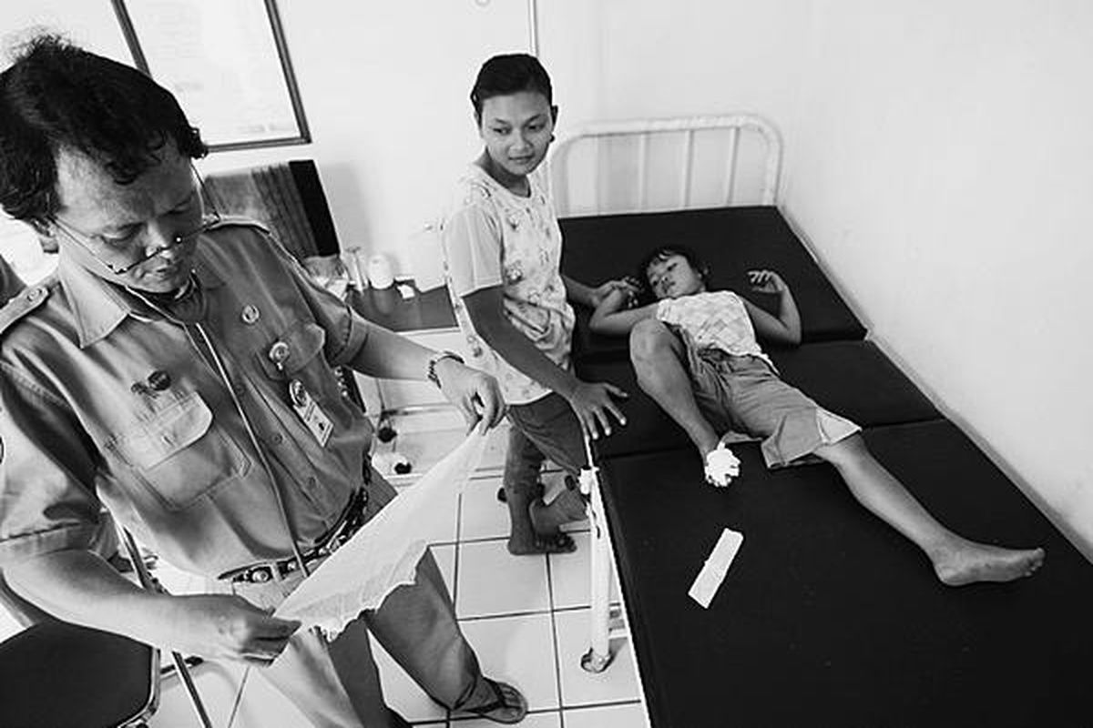 Petugas Puskesmas Sukasari, Kabupaten Purwakarta, Jawa Barat, terpaksa berkeliling secara rutin untuk mengunjungi lima desa sekitar. Ini disebabkan desa-desa tersebut lokasinya jauh dari puskesmas. Terkadang, pasien mereka bawa ke puskesmas jika membutuhkan tindakan medis lebih lanjut.