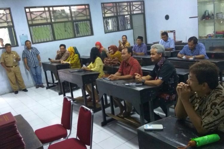 Gubernur Ganjar Pranowo mengambil raport putranya Zinedine Alam, Jumat (22/12/2017).