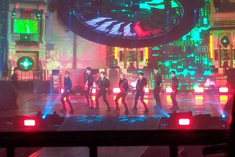 Boy group Stray Kids saat menampilkan lagu Maniac dalam konser Maniac in Jakarta day 2, Minggu (13/11/2022).