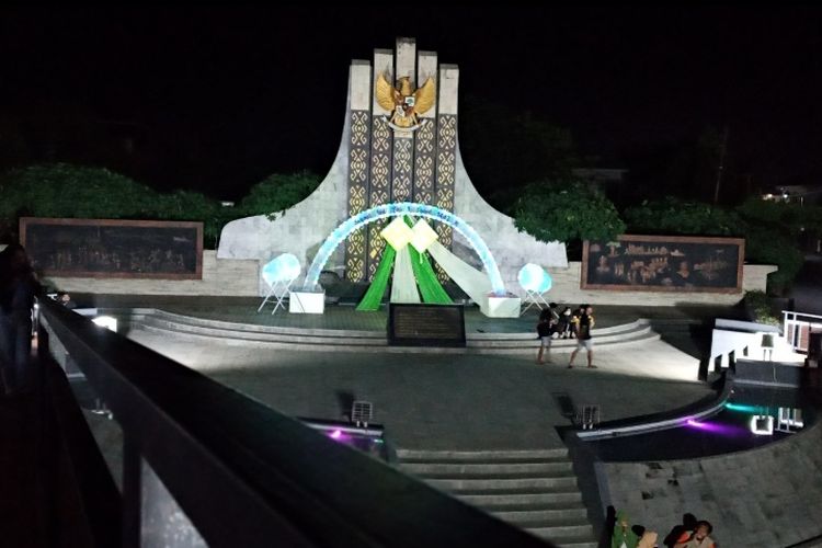  Foto: Suasana di Monumen Pancasila di Simpang Lima Ende, Kabupaten Ende, Provinsi NTT pada Minggu (8/5/2022) malam.  