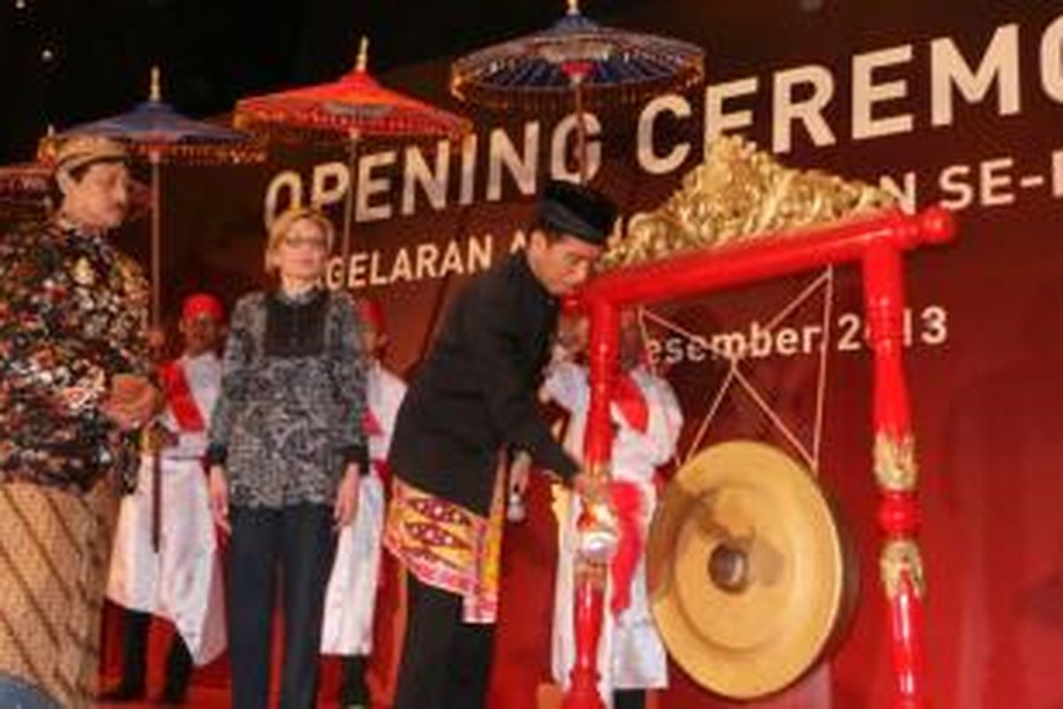 Gubernur DKI Jakarta Joko Widodo memukul gong sebagai tanda pembukaan World Heritage Festival 2013 di Hotel Borobudur, Jakarta, Kamis (5/12/2013).