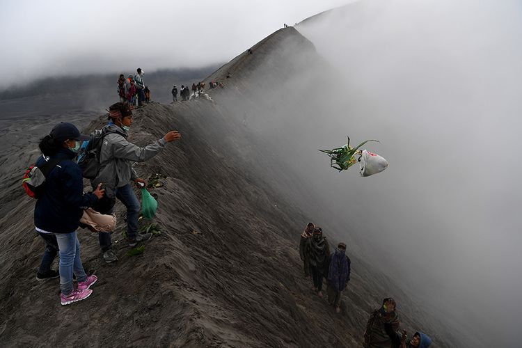 Masyarakat suku Tengger melarung sesajen ke kawah Gunung Bromo pada Upacara Yadnya Kasada, Probolinggo, Jawa Timur, Kamis (18/7/2019). Upacara Kasada merupakan upacara adat masyarakat Suku Tengger sebagai bentuk ucapan syukur kepada Sang Hyang Widi sekaligus meminta berkah dan menjauhkan dari malapetaka.