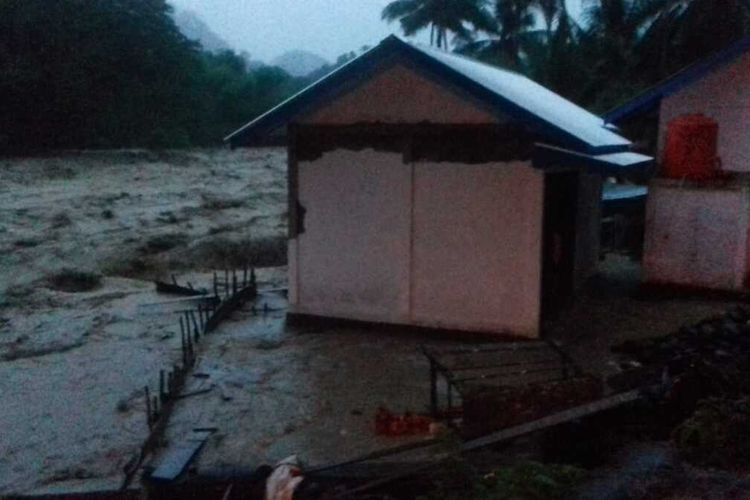 Banjir bandang terjadi di Kabupaten Lahat, Sumatera Selatan akibat diguyur hujan deras yang terjadi sejak dini hari tadi, Kamis (9/1/2020).Akibat kejadian tersebut 12 unit rumah dan tiga orang warga sempat dilaporkan hanyut terbawa banjir.