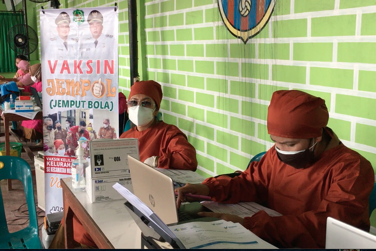 Pemkot Medan mengadakan vaksinasi jempol yang dipusatkan di salah satu warung kopi.