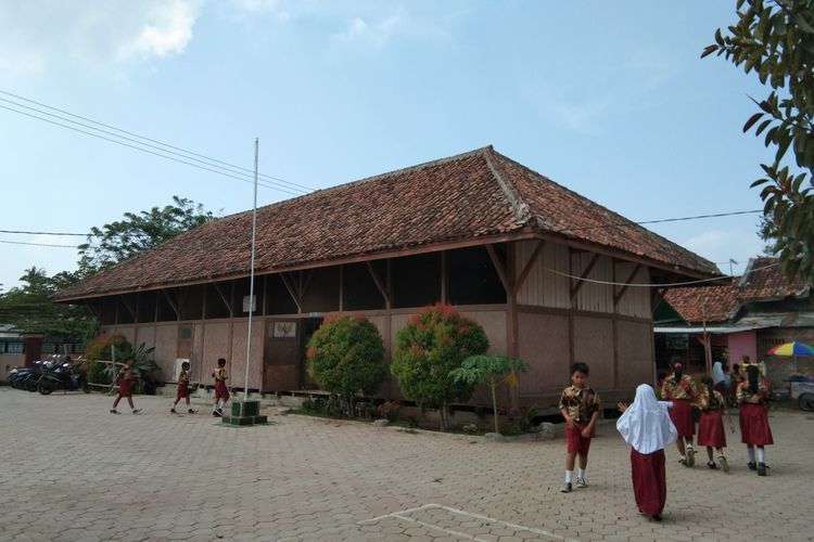 Bangunan SDN Pisangsambo 1, salah satu situs sejarah di Karawang, Jawa Barat yang ditetapkan sebagai cagar budaya tingkat kabupaten.